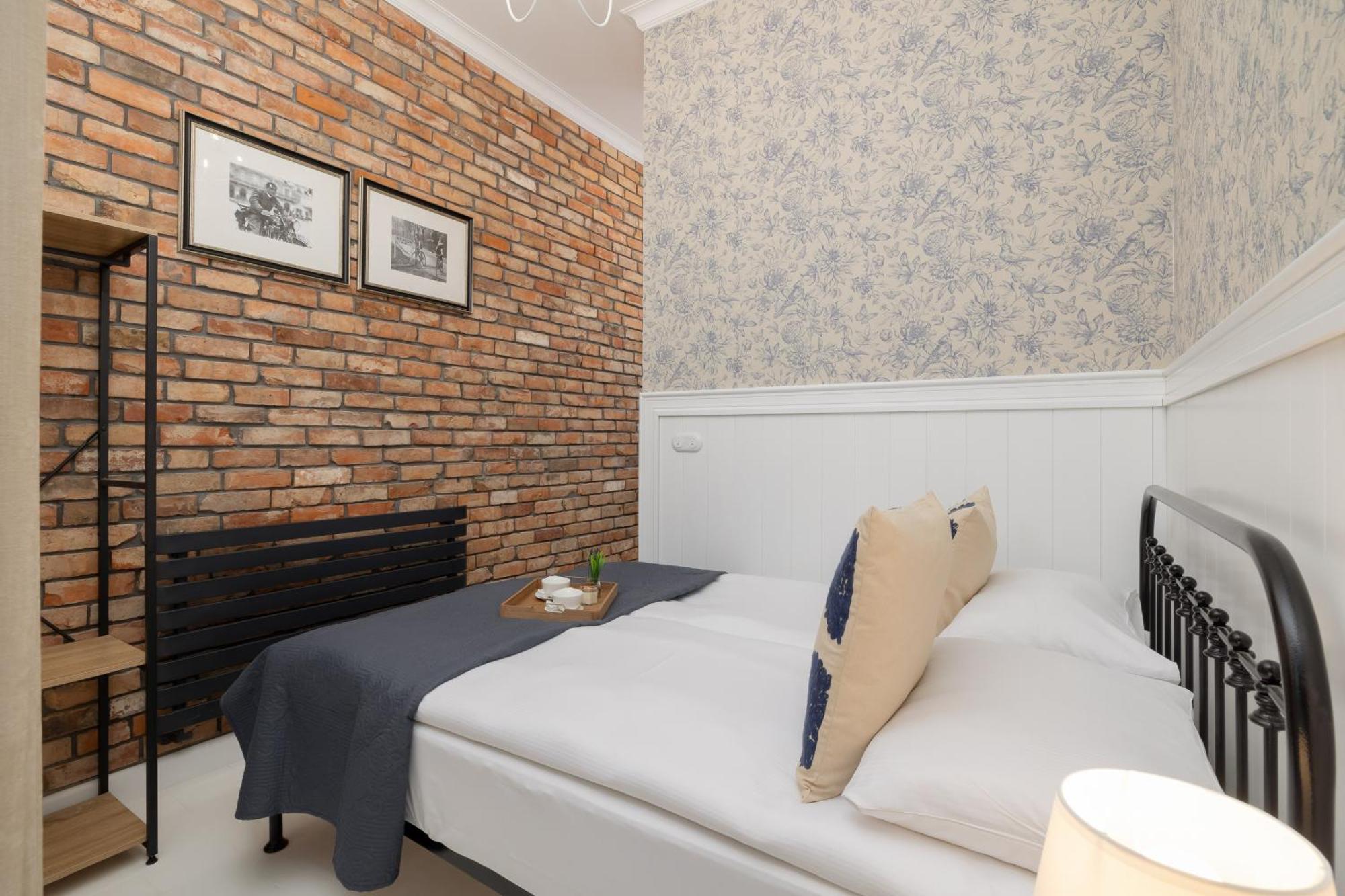 Cosy With Air Conditioning By Renters Apartment